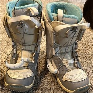 Salomon Women's Gray and Cream Winter Boots